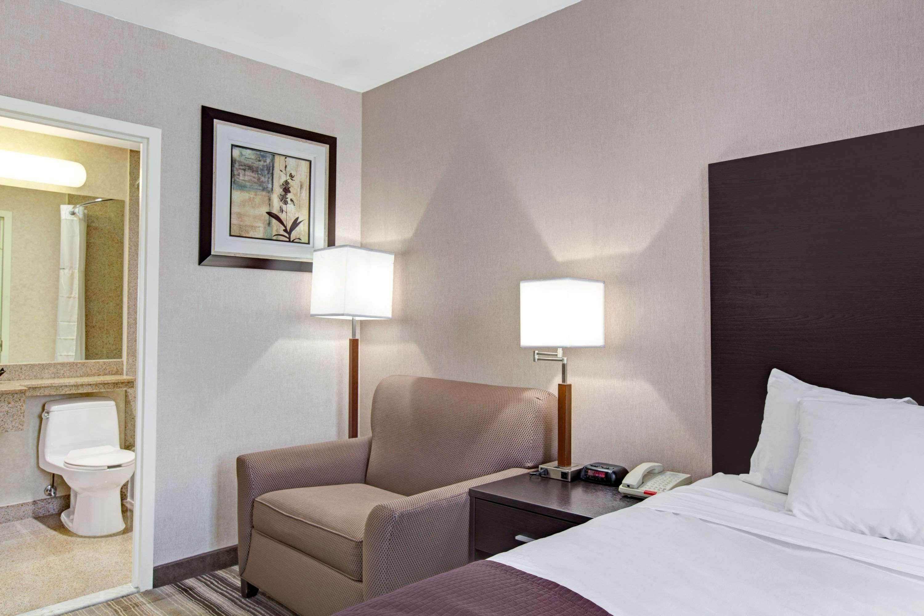 Days Inn By Wyndham Jamaica / Jfk Airport Нью-Йорк Экстерьер фото