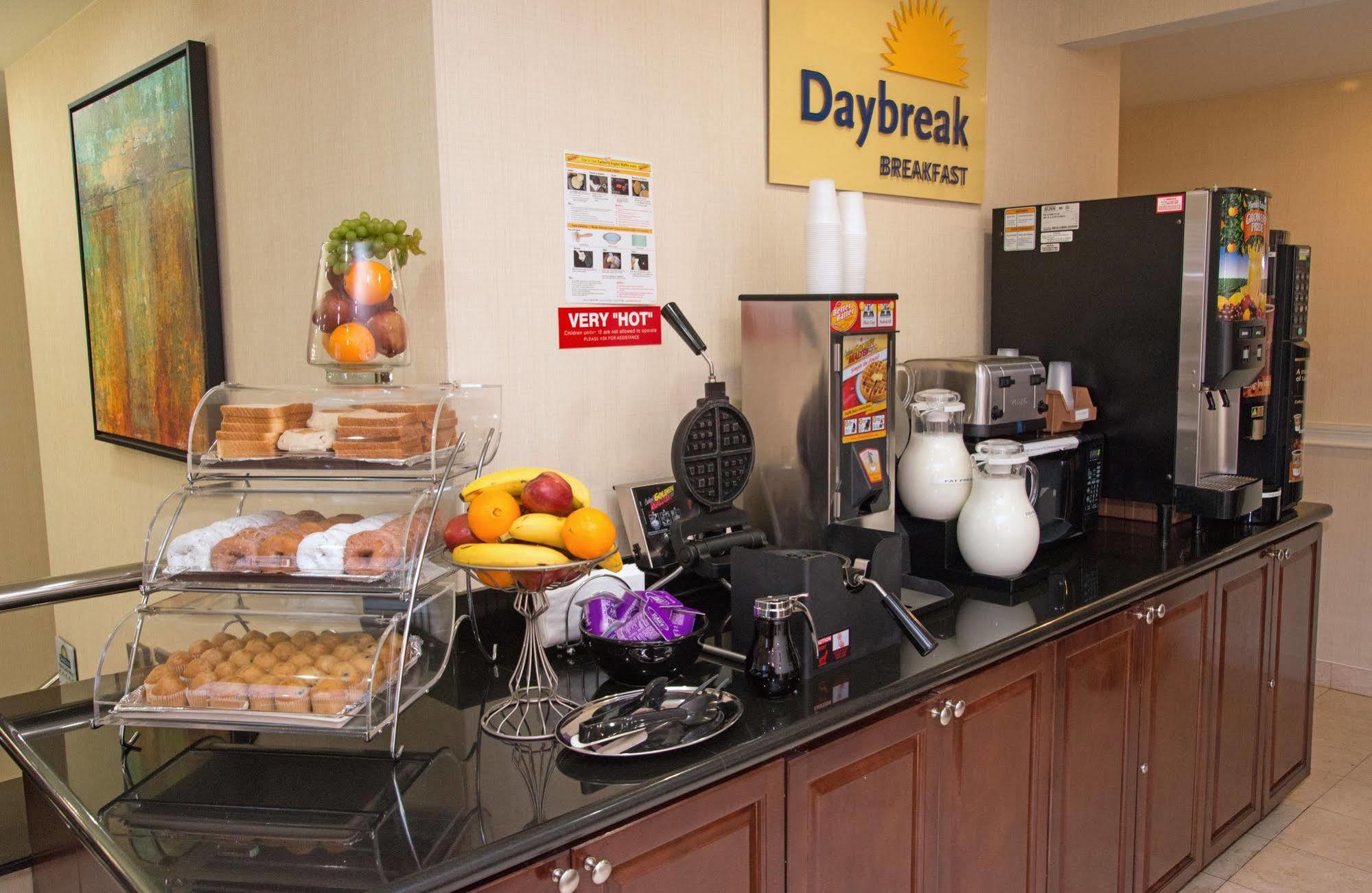 Days Inn By Wyndham Jamaica / Jfk Airport Нью-Йорк Экстерьер фото